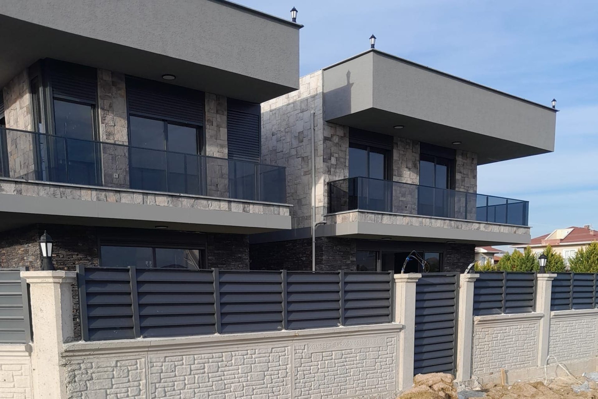 Rüzgar Kırıcılı Çit Korkuluk